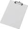 Ein leeres Klemmbrett aus Kunststoff mit Metallclip, schräg nach links geneigt.