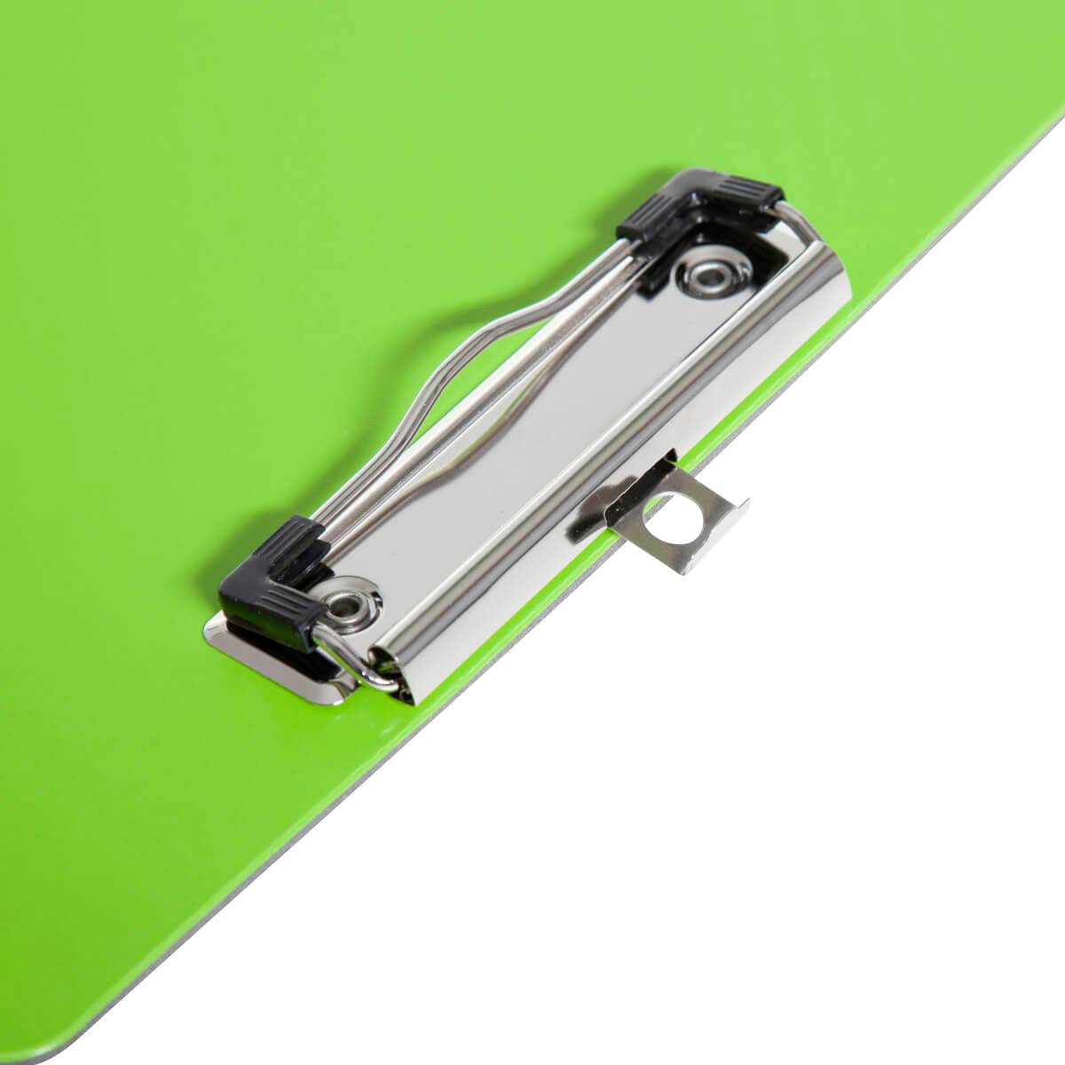 Ein grünes Klemmbrett mit einem silbernen Metallclip in Nahaufnahme. Geeignet zum Halten von Papieren.