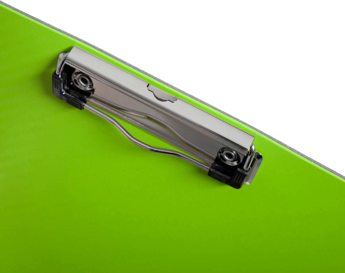 Grüner Klemmbrett-Ecke mit silberner Metallklemme, Fokus auf Klemmdetails.