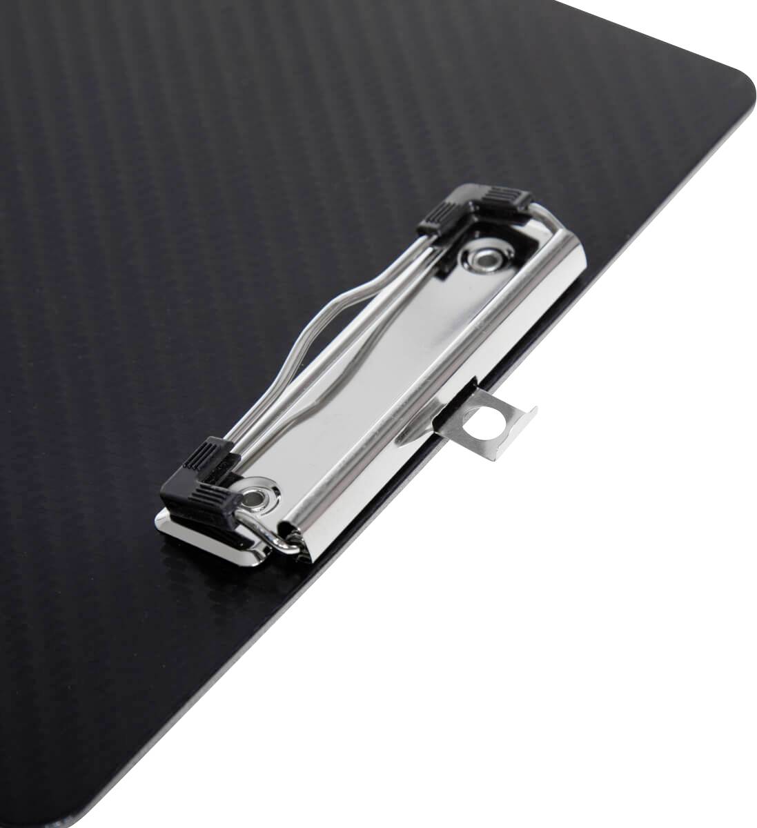 Schwarzes Klemmbrett mit silberner Klemmbefestigung, leicht schräg fotografiert, auf weißem Hintergrund.
