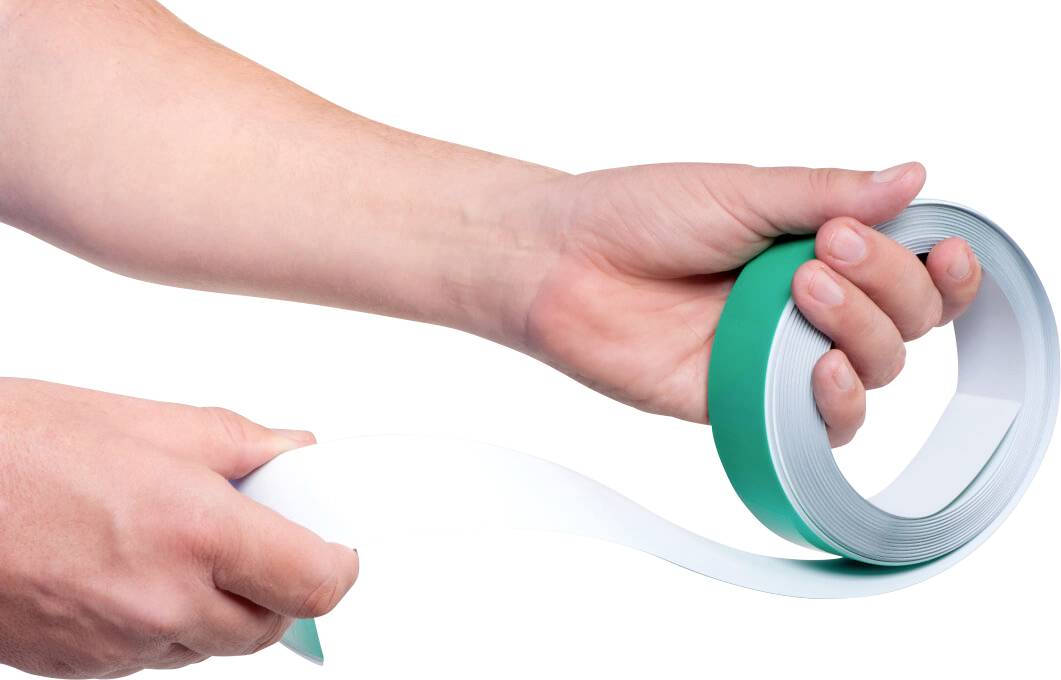 Eine Person hält eine Rolle doppeltes Klebeband, bereit zum Abziehen und Verwenden.