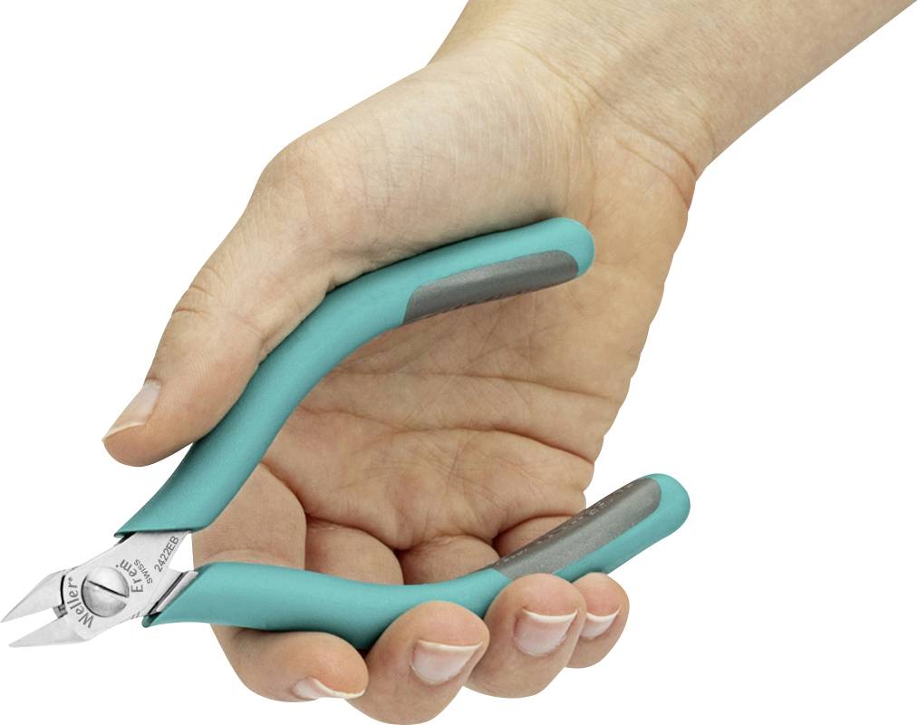 Eine Hand hält eine kleine, blau-grüne Zange, die für präzises Schneiden von Drähten oder Elektronik geeignet ist.