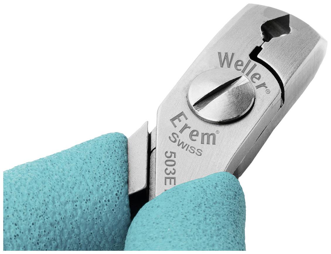 Schneidezange 'Erem' von Weller, gehalten von einer Hand mit türkisfarbenem Handschuh. Gerät für präzises Schneiden von Drähten oder Metall.