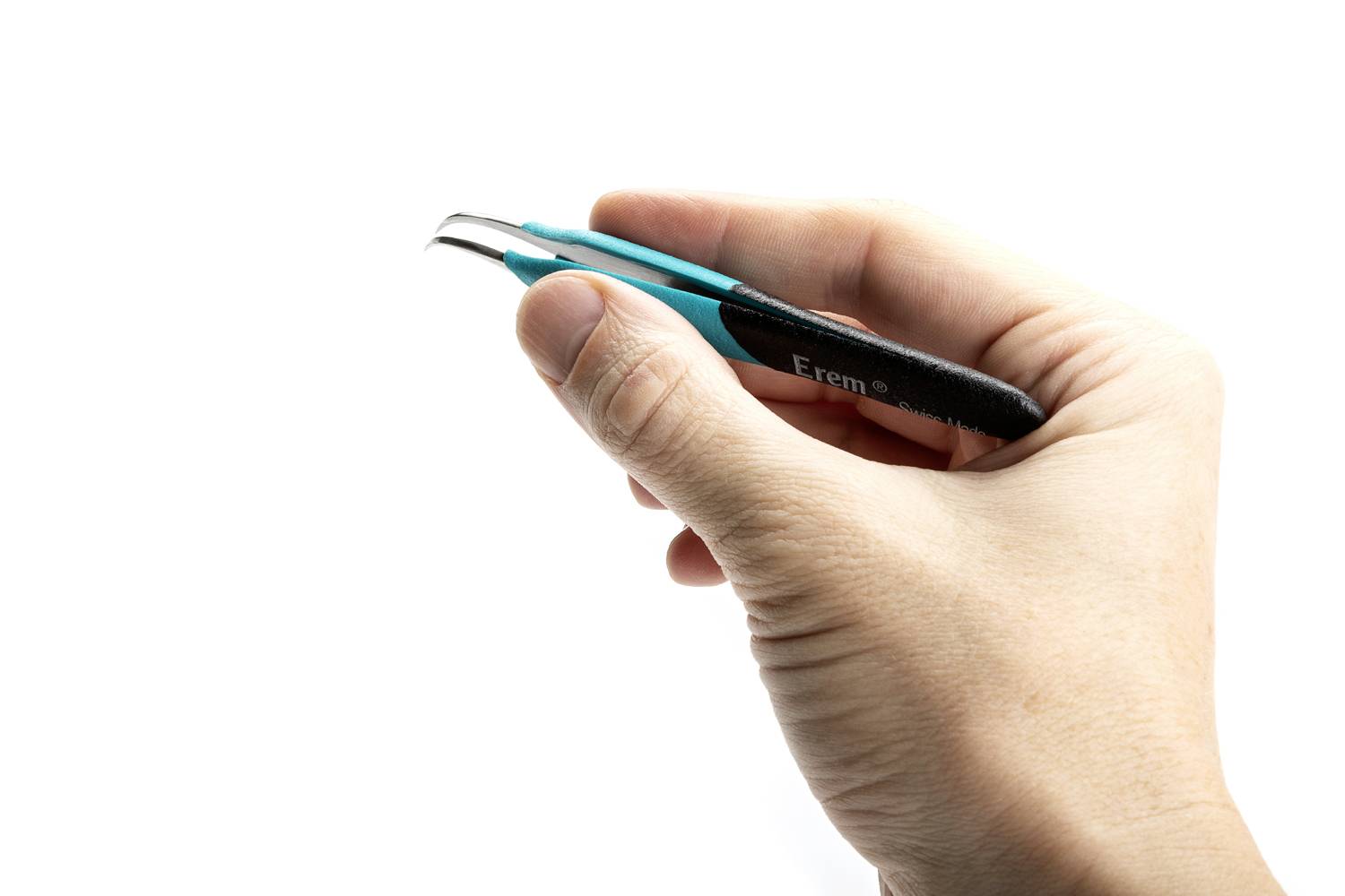 Eine Hand hält eine schwarze Pinzette mit blauen Griffen über einem weißen Hintergrund.