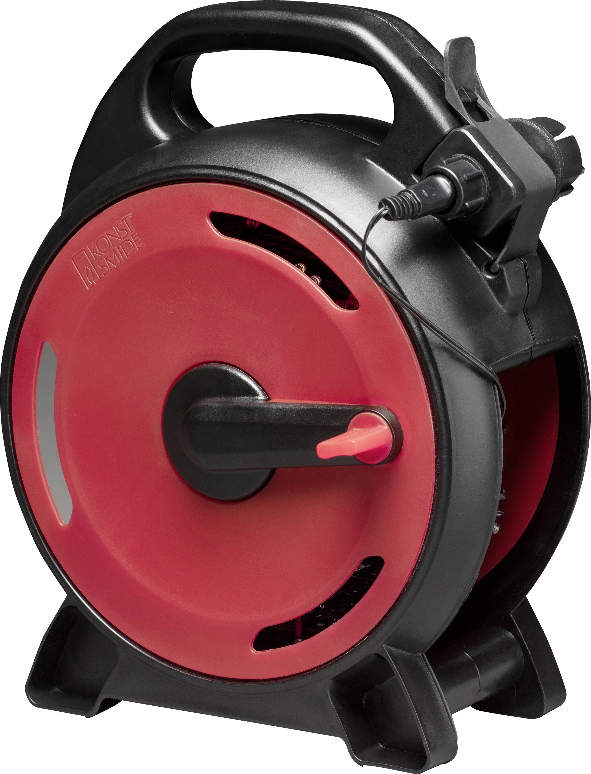 Schwarze Kabeltrommel mit roter Aufwicklung und Griff oben. Ein Kabel ist eingesteckt.