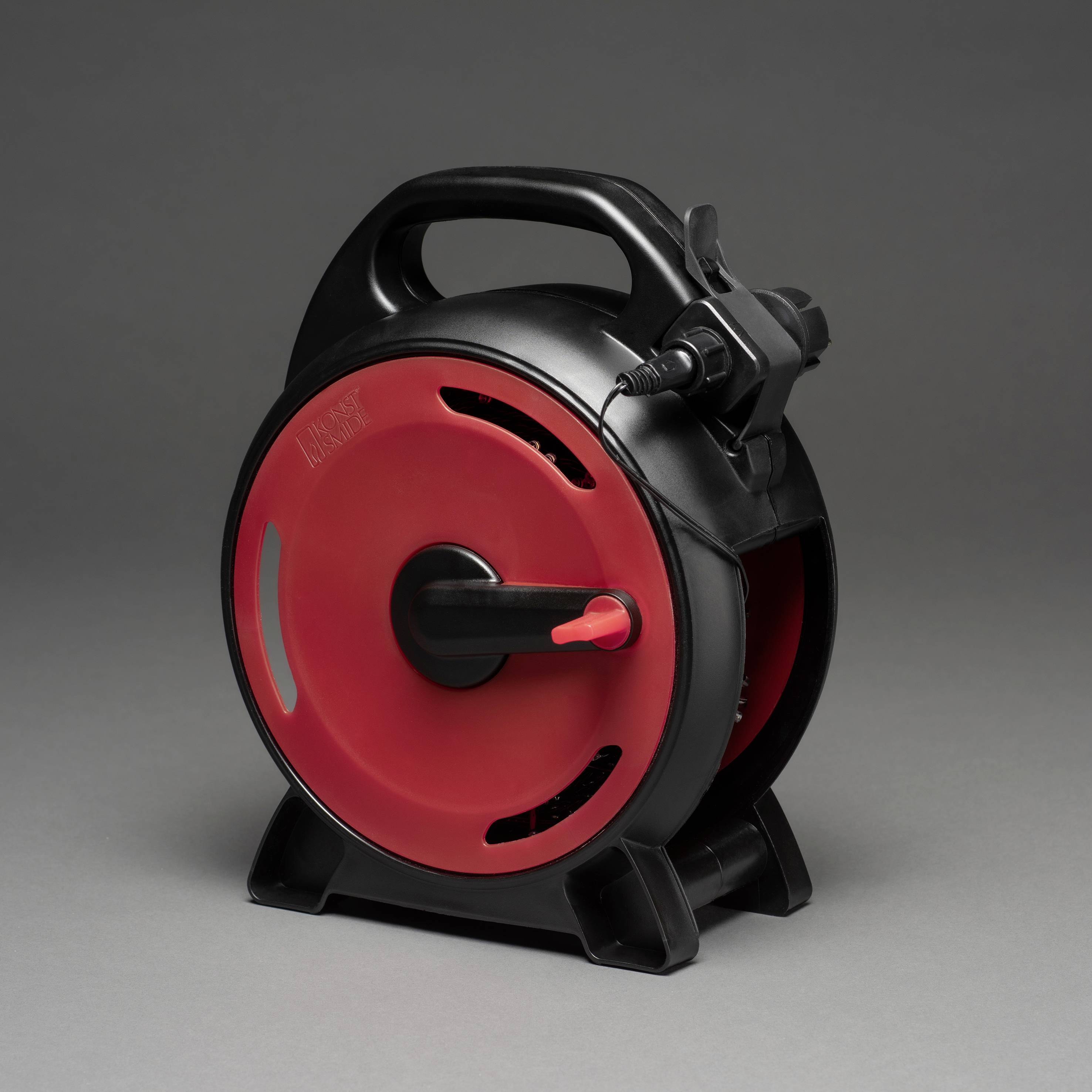 Ein rotes Verlängerungskabel auf einer schwarzen Kabeltrommel, gut geeignet für vielseitige Anwendungen im Haushalt und Garten.