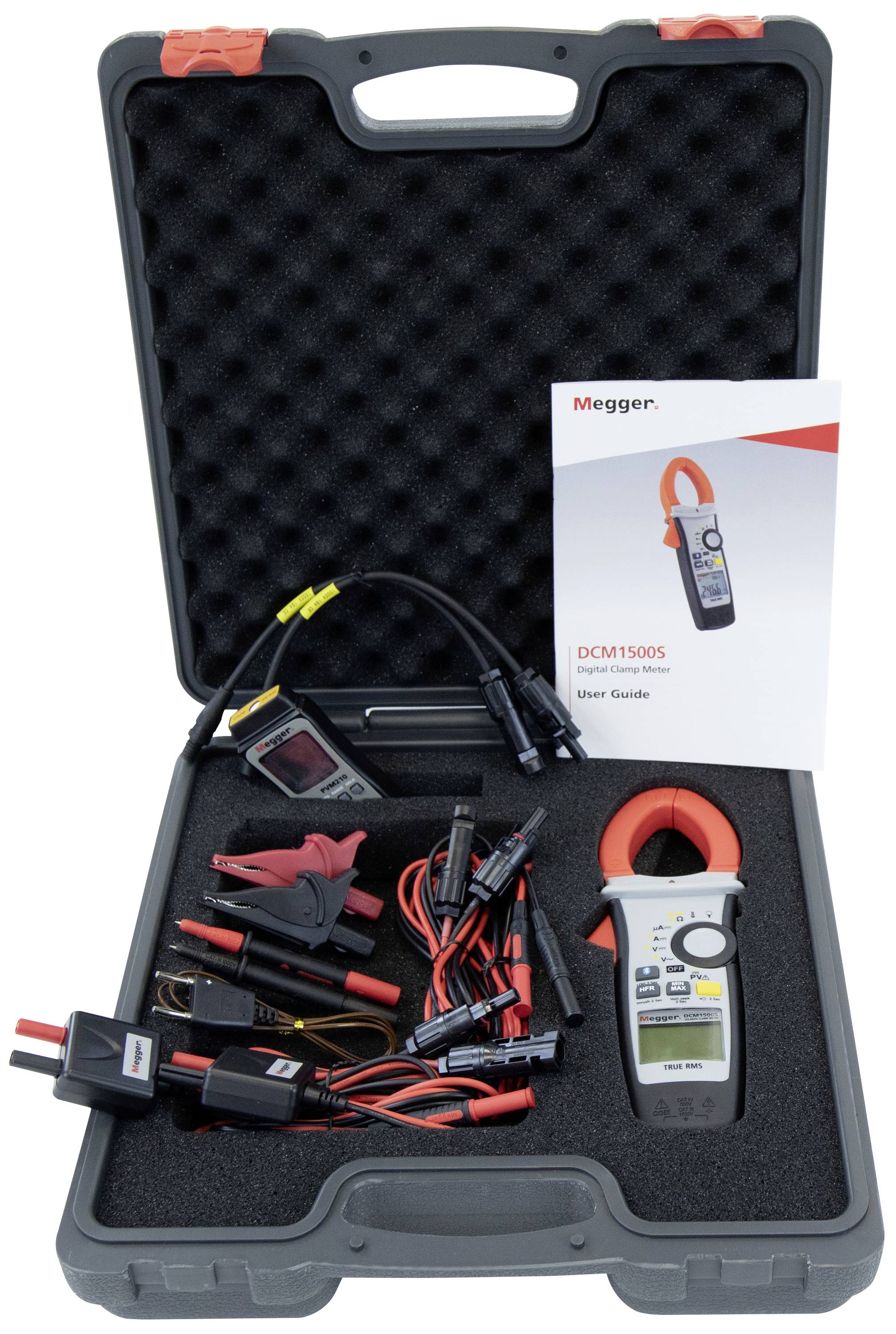 Ein offener Koffer mit einem digitalen Strommessgerät, Kabeln und einer Bedienungsanleitung von 'Megger DCM1500S'.