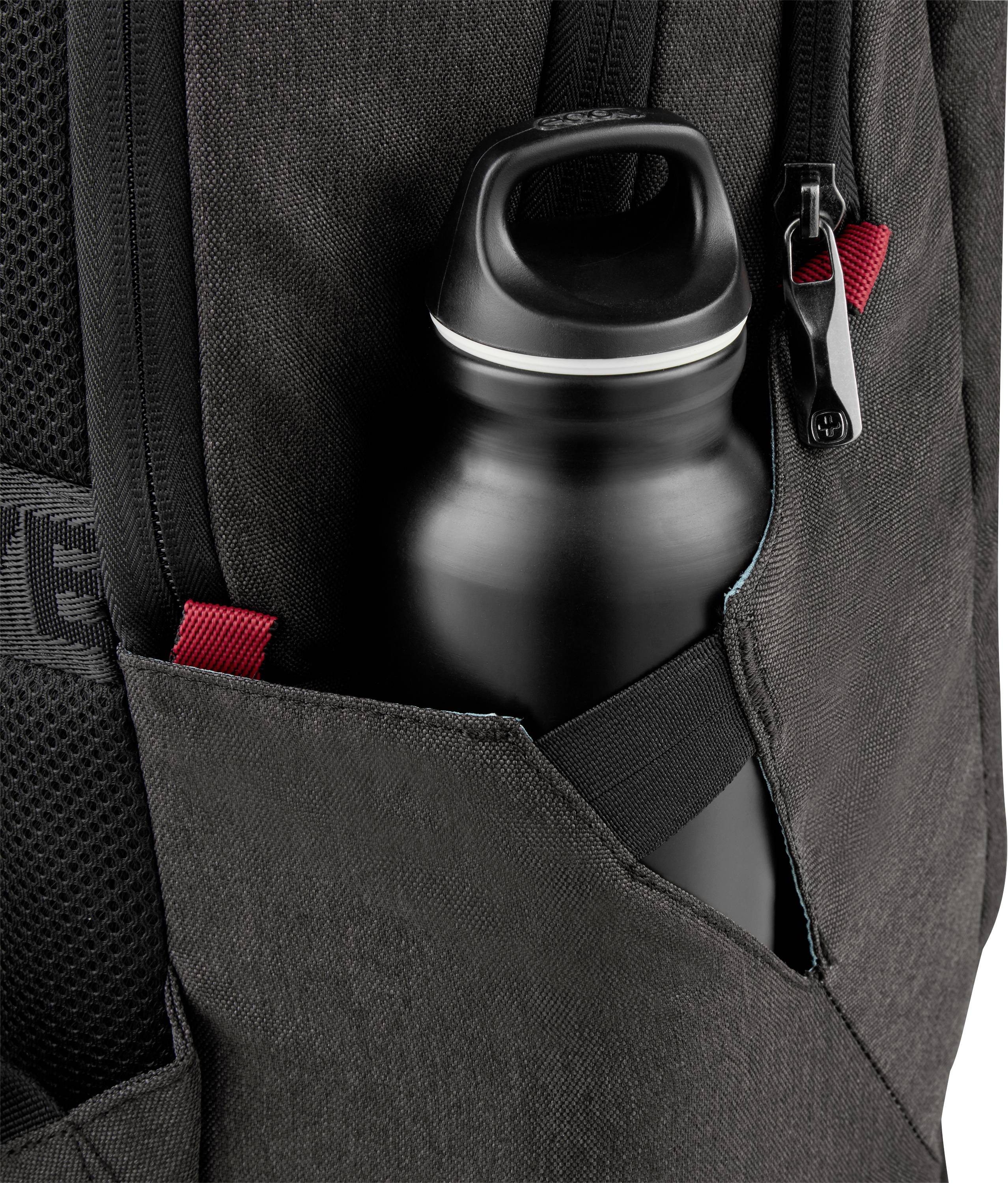 Schwarzer Rucksack mit Flasche in der Seitentasche, Reißverschlüsse und rotes Detail sichtbar.