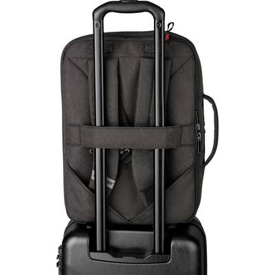 Eine schwarze Reisetasche mit ausziehbarem Griff steht auf einem Koffer. Die Griffe zeigen nach oben.