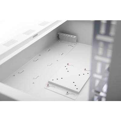 Ein leeres, weißes Computergehäuse-Innenleben mit Halterungen und Lüftungsgittern sichtbar, bereit für den Einbau von Hardwarekomponenten.