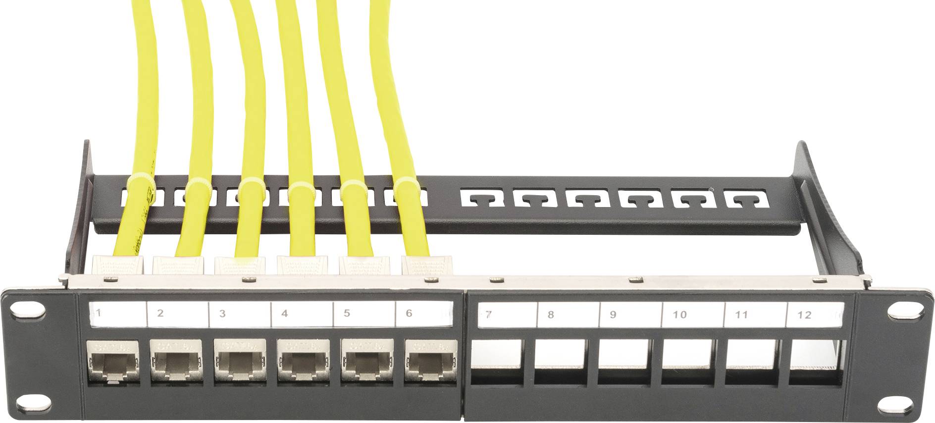 Gelbes Netzwerkkabelbündel verbunden mit einem Patchpanel, das 12 Ports hat. Links sechs Ports mit eingesteckten Kabeln, rechts sechs Ports leer.