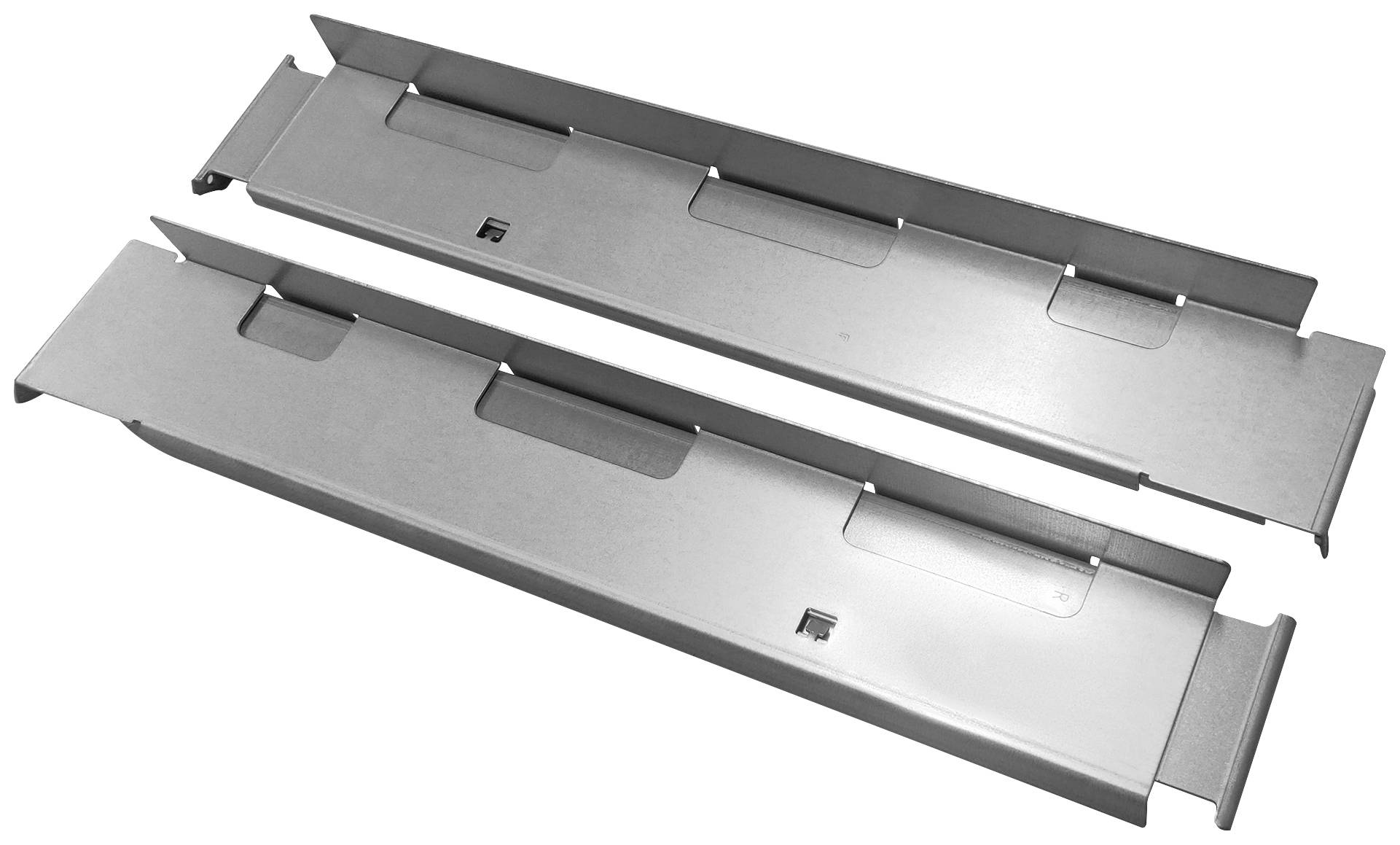 Zwei silberne, längliche Metallteile, nebeneinanderliegend, mit rechteckigen Aussparungen. Sie sind wahrscheinlich Teil eines größeren Mechanismus oder Systems.