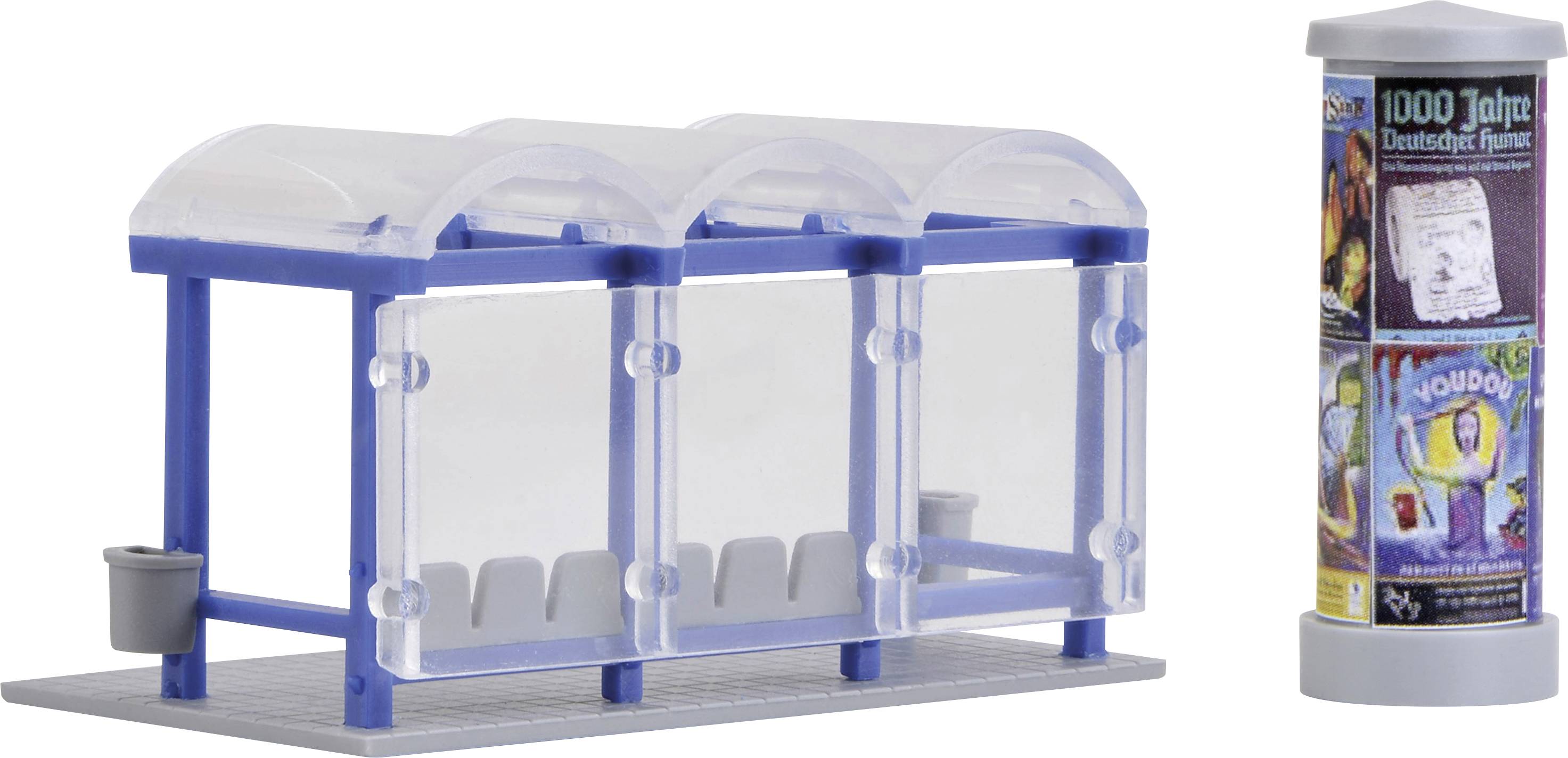 Ein Modell einer blauen Bushaltestelle mit drei Sitzplätzen und einem Mülleimer, daneben eine Litfaßsäule mit bunten Plakaten.