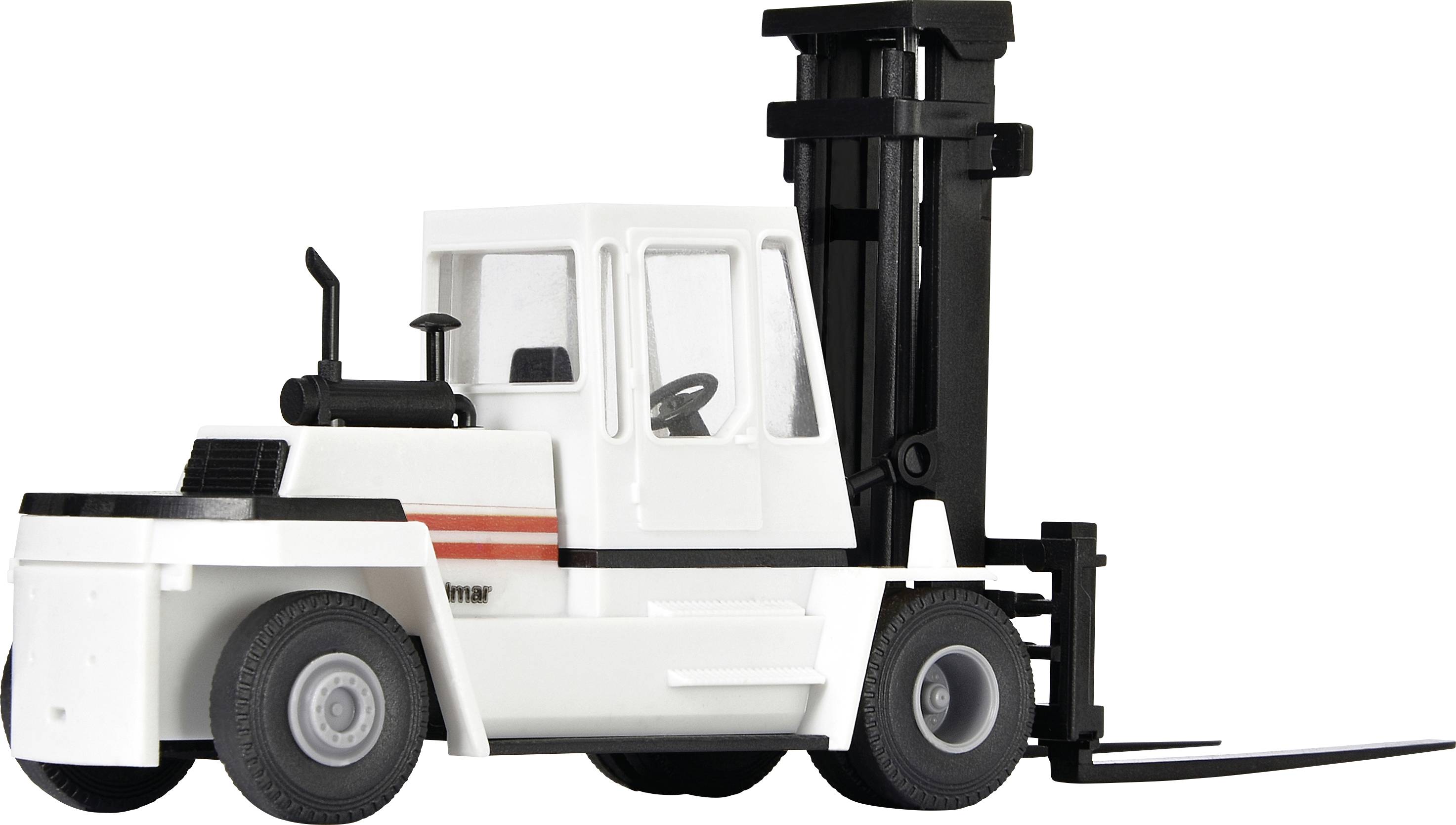 Ein weißer Gabelstapler mit schwarzem Mast und roten Streifen steht seitlich.