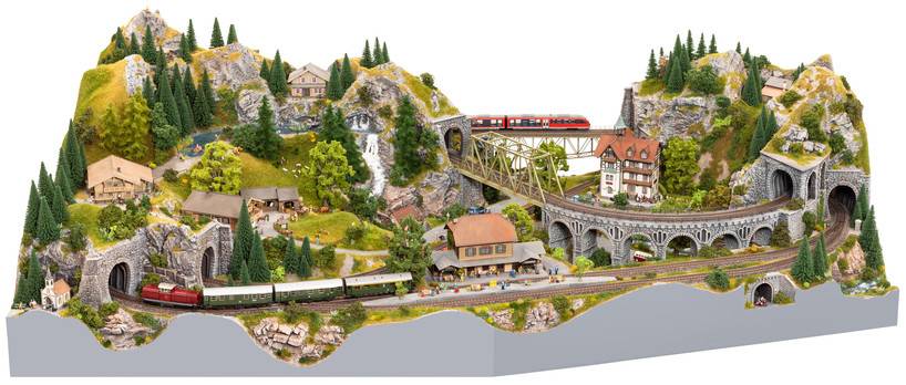 Modelleisenbahnszene mit Zügen, die über eine Brücke und durch Tunnel fahren, umgeben von Miniaturbergen, Häusern und Bäumen.