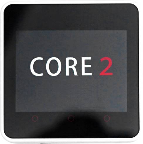 Ein quadratisches Display mit schwarzem Hintergrund zeigt den Text 'CORE 2' in Weiß und Rot. Drei rote Schaltflächen unten.