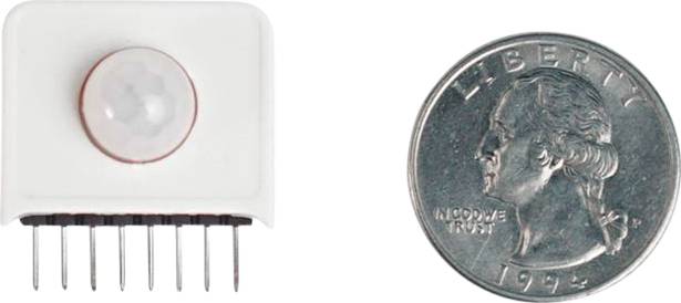 'PIR-Sensor' neben einer 'US 25-Cent-Münze' von 1972 im Größenvergleich.