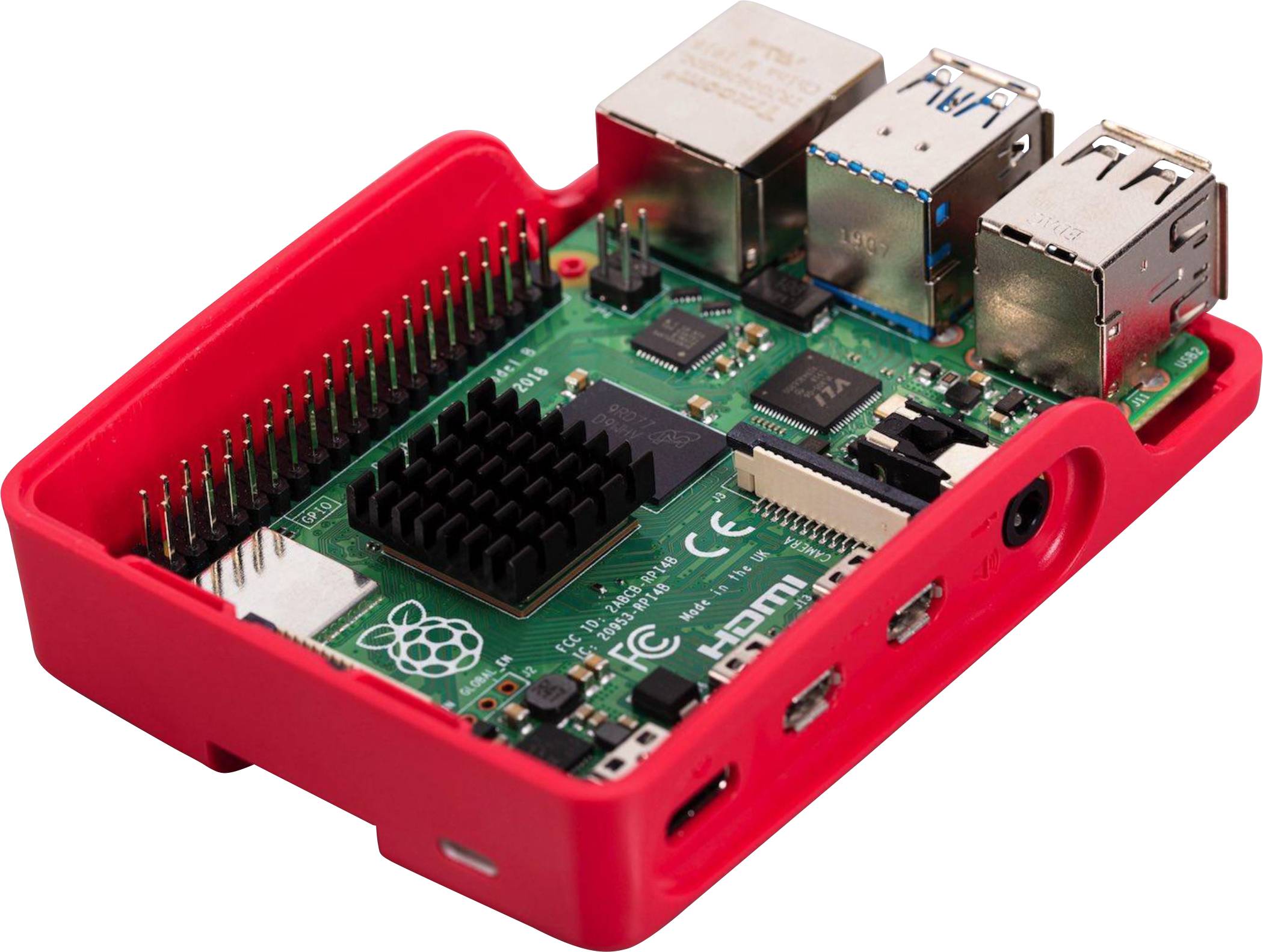 Ein Raspberry Pi-Computer in einem roten Gehäuse mit sichtbaren Anschlüssen und einem Lüfter.