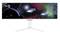 Ein ultrabreiter Monitor zeigt ein Weltraumspiel mit Raumschiffen, Planeten und einem digitalen Gitterhorizont im Hintergrund.