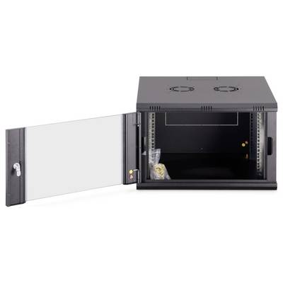 Netzwerk-Wandschrank mit einer Glastür, offen, um den Innenraum für die Ausrüstungsmontage zu zeigen, zwei Kühlventilatoren sind an der Oberseite sichtbar.