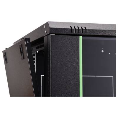 Ein schwarzer Metallschrank mit einer leicht geöffneten Tür, die Innenregale sichtbar macht. Die Vorderseite weist einen vertikalen grünen Streifen auf, der ein modernes Design andeutet.