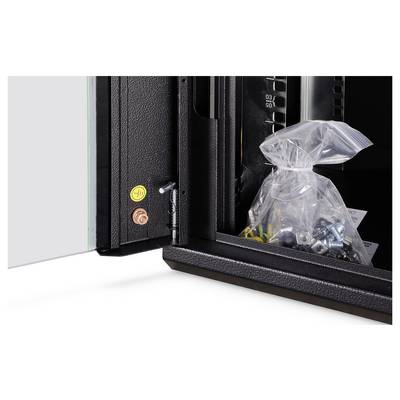 Eine offene Schranktür, die einen Plastikbeutel mit Schrauben und Kleinteilen enthält, vermutlich für Installations- oder Montagezwecke.