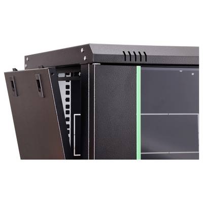 Ein schwarzes Serverrack mit einer geöffneten Seitenwand, die Einschubplätze für die Geräteinstallation freigibt. Das Rack verfügt über eine belüftete Oberseite für Luftzirkulation.