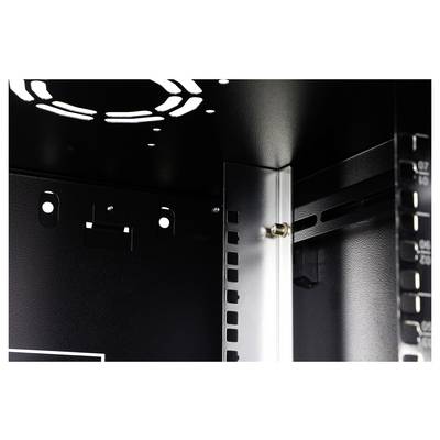 Inneres eines Metallserverracks mit Montagehalterungen und einer teilweise befestigten Schraube, mit sichtbaren Aussparungen für das Kabelmanagement.