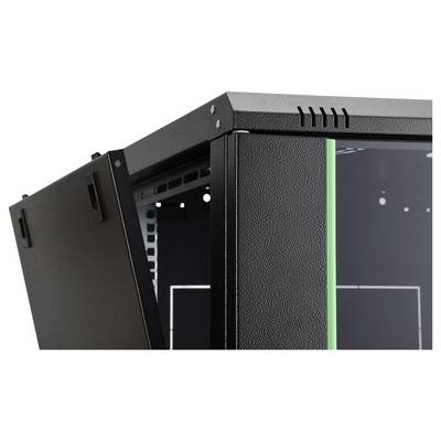 Eine Nahaufnahme eines schwarzen Serverracks mit einer teilweise geöffneten Seitenklappe, die Inneneinschübe freilegt. Grünes Licht akzentuiert die Eckkante.
