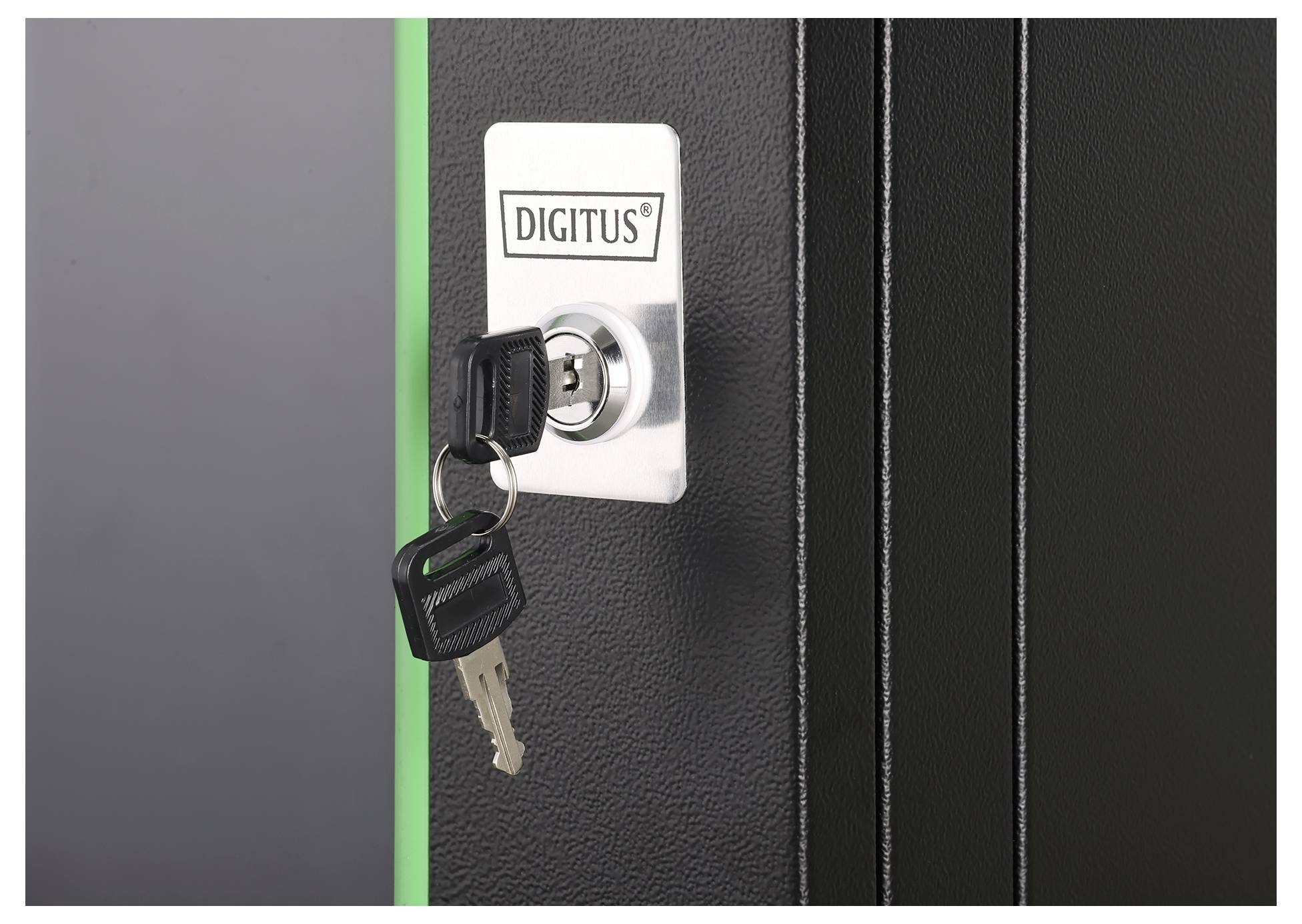 Ein Metallschloss an einer schwarzen Schranktür, mit zwei Schlüsseln an einem Schlüsselanhänger, mit dem Etikett "DIGITUS" über dem Schloss.