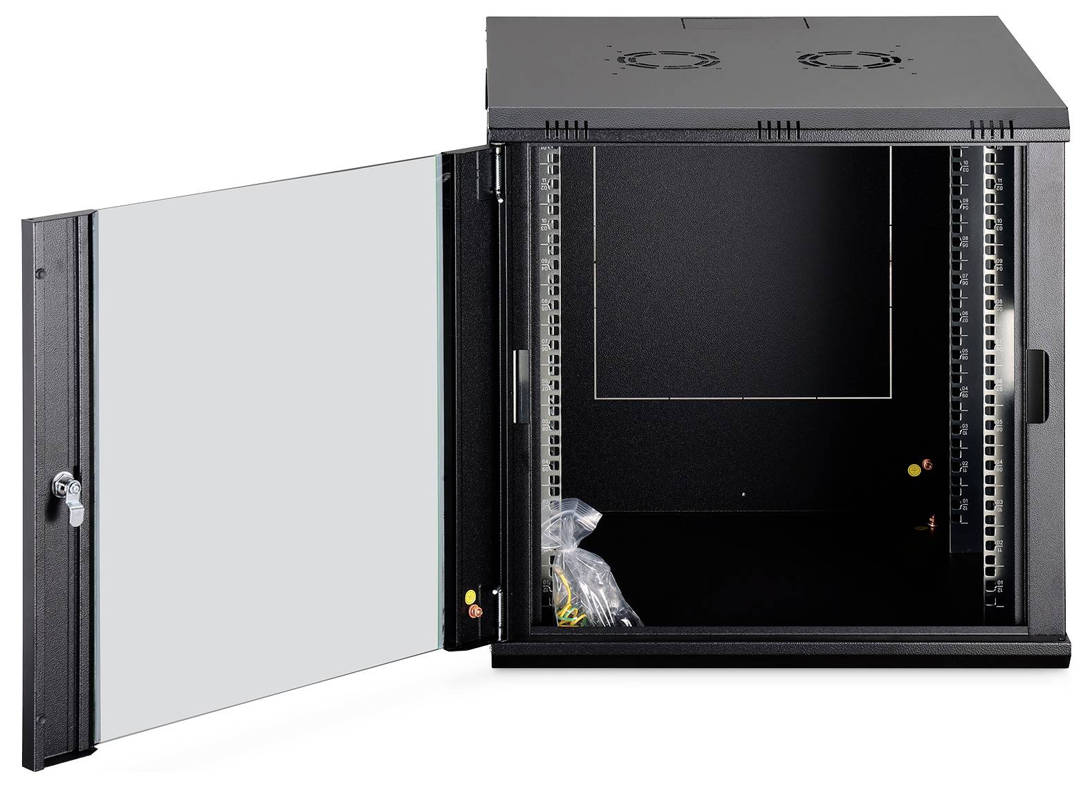 Schwarzer Metallserver-Rack-Schrank mit Glastür, der geöffnet ist und einen leeren Innenraum mit Montageschienen zeigt, der sich für die Installation von Netzwerkausrüstung eignet.
