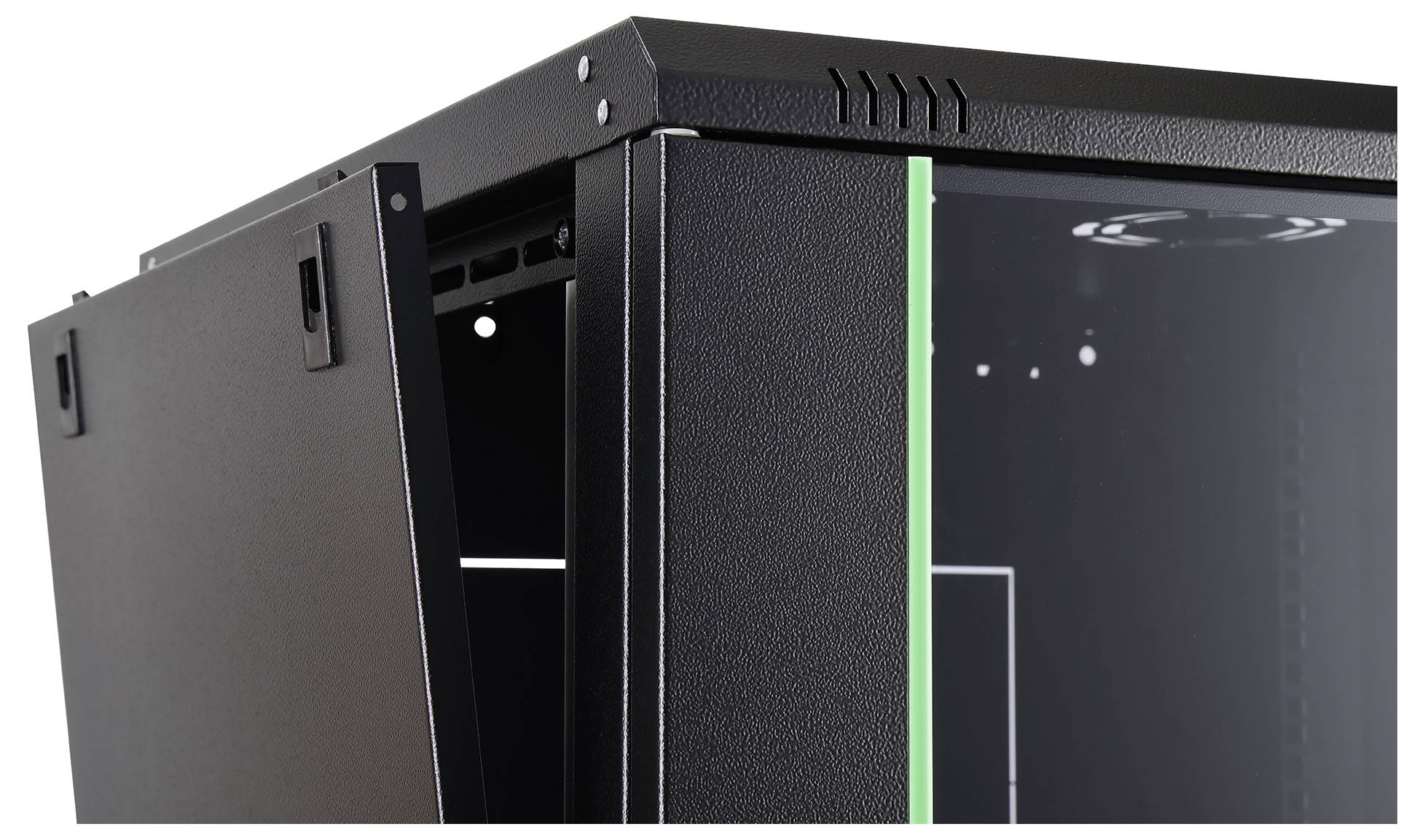 Eine Nahaufnahme eines schwarzen Serverracks mit leicht geöffneter Tür, die die obere Ecke und einen Teil des Innenraums zeigt.