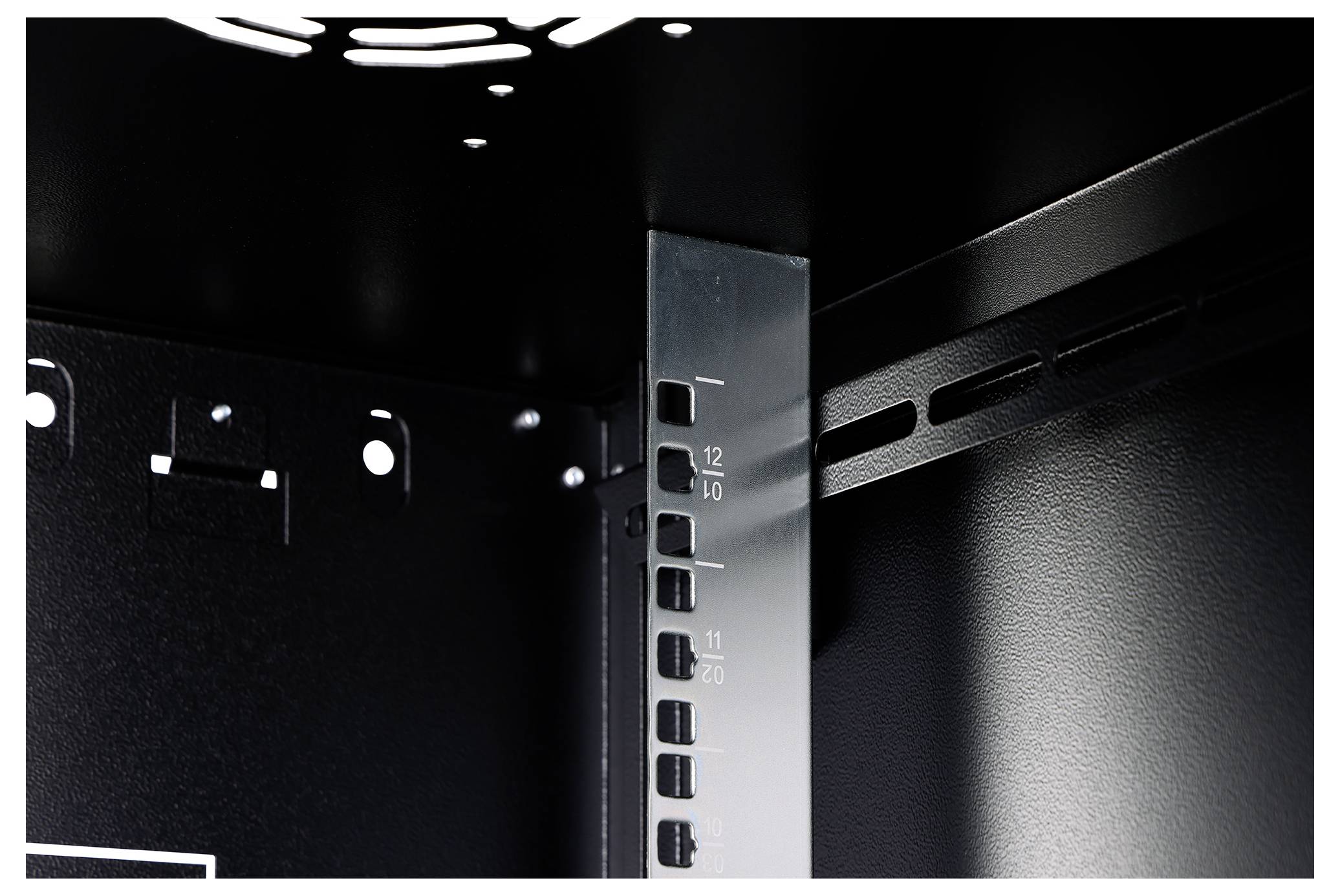 Nahaufnahme eines Metallserver-Racks mit Nummerierungsmarkierungen und Lüftungsschlitzen.