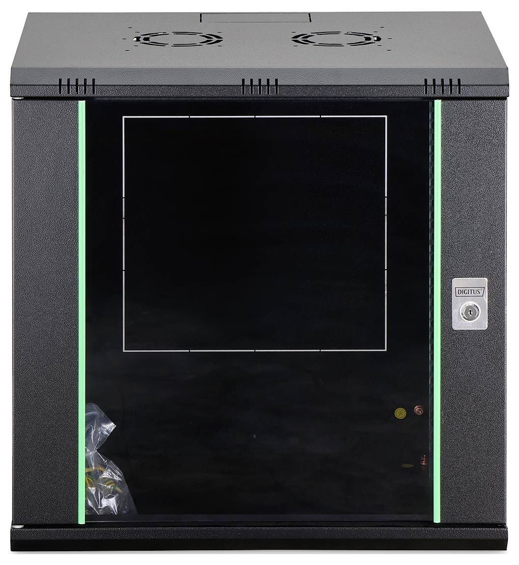 Ein schwarzer Serverschrank mit einer transparenten Fronttür, grünen LED-Kanten und einem Verschlussmechanismus, geeignet zur Unterbringung von Netzwerkausrüstung.