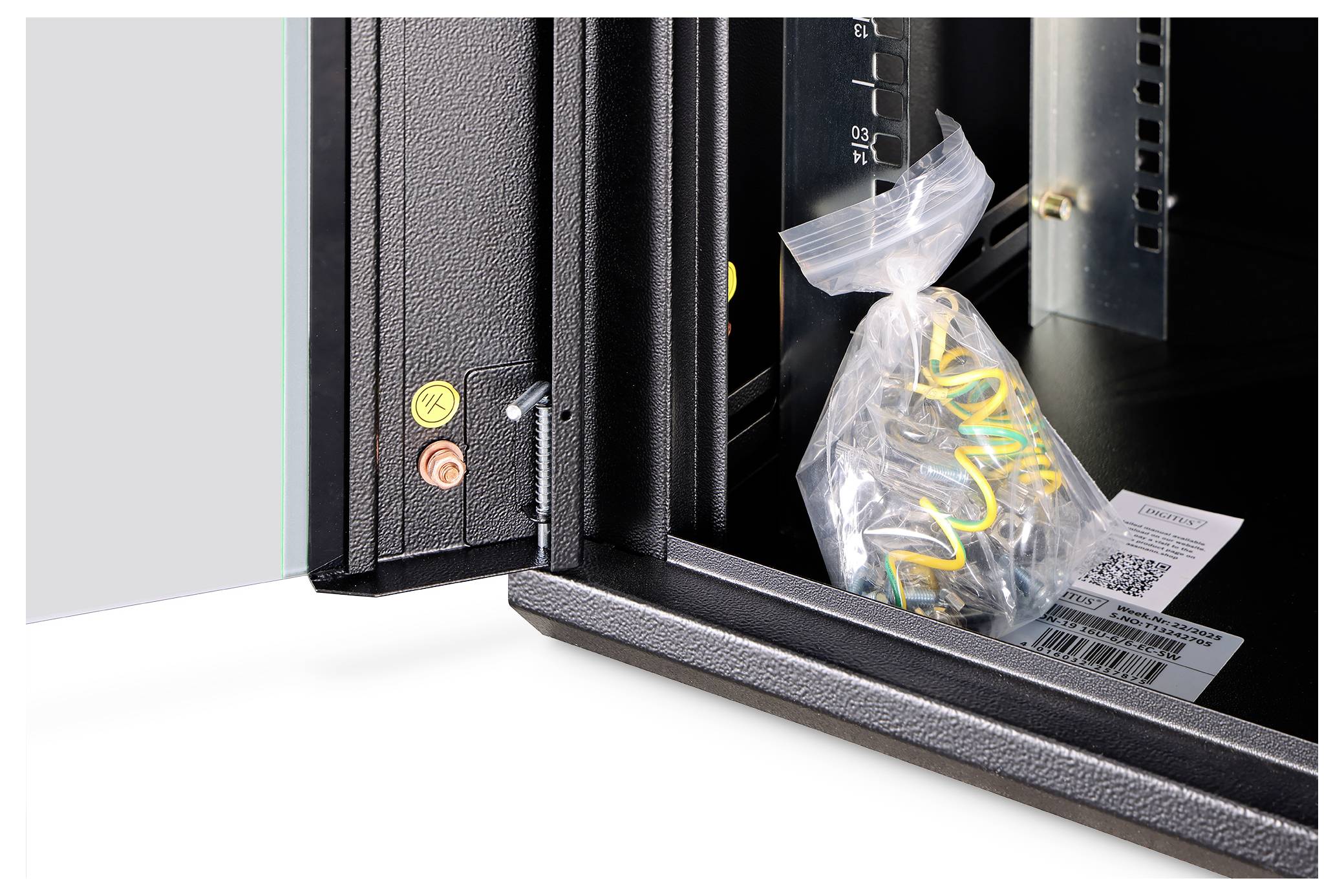 Offener Metallschrank, der eine Tasche mit Schrauben und gelben Kabeln zeigt, mit einem QR-Code-Aufkleber im Hintergrund des Regals.