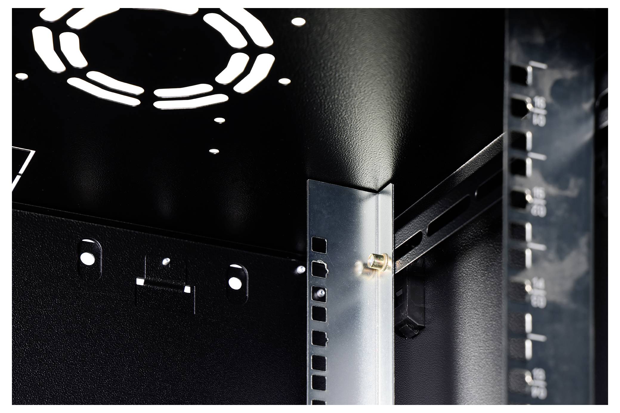 „Metallrahmen-Innenansicht eines Serverracks, die Befestigungslöcher und strukturelle Unterstützung zeigt."