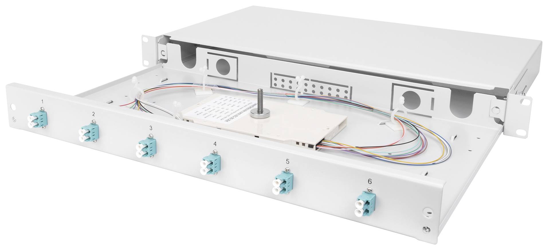 Fiberoptik-Patchpanel mit sechs Anschlüssen, nummeriert von 1 bis 6. Bunte Kabel sind darin organisiert und beschriftet.