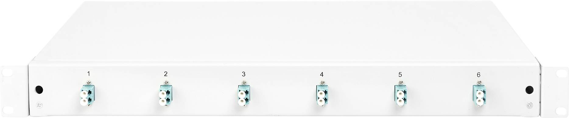 Ein weißes Rack-Mount-Panel mit sechs Netzwerkanschlüssen, nummeriert von 1 bis 6. Jeder Anschluss hat blaue und weiße Elemente.