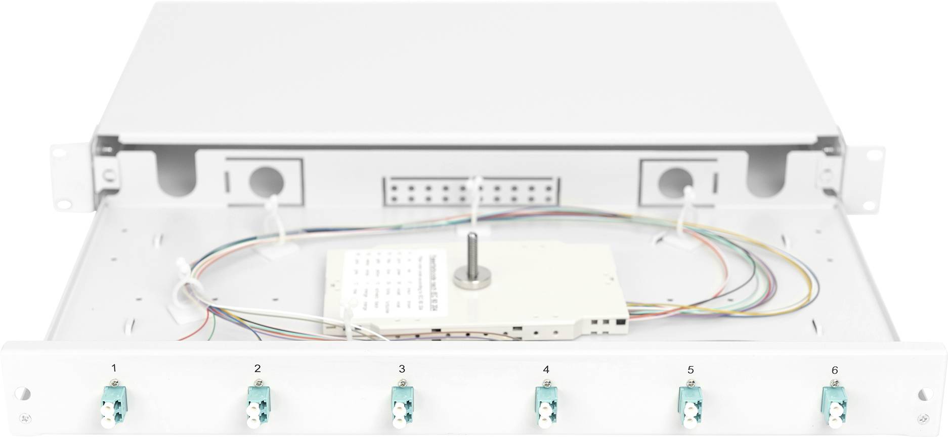 Ein offenes Glasfasernetzwerk-Patchpanel mit Kabeln und sechs Anschlüssen, nummeriert von 1 bis 6, zur Kabelorganisation und -verteilung.
