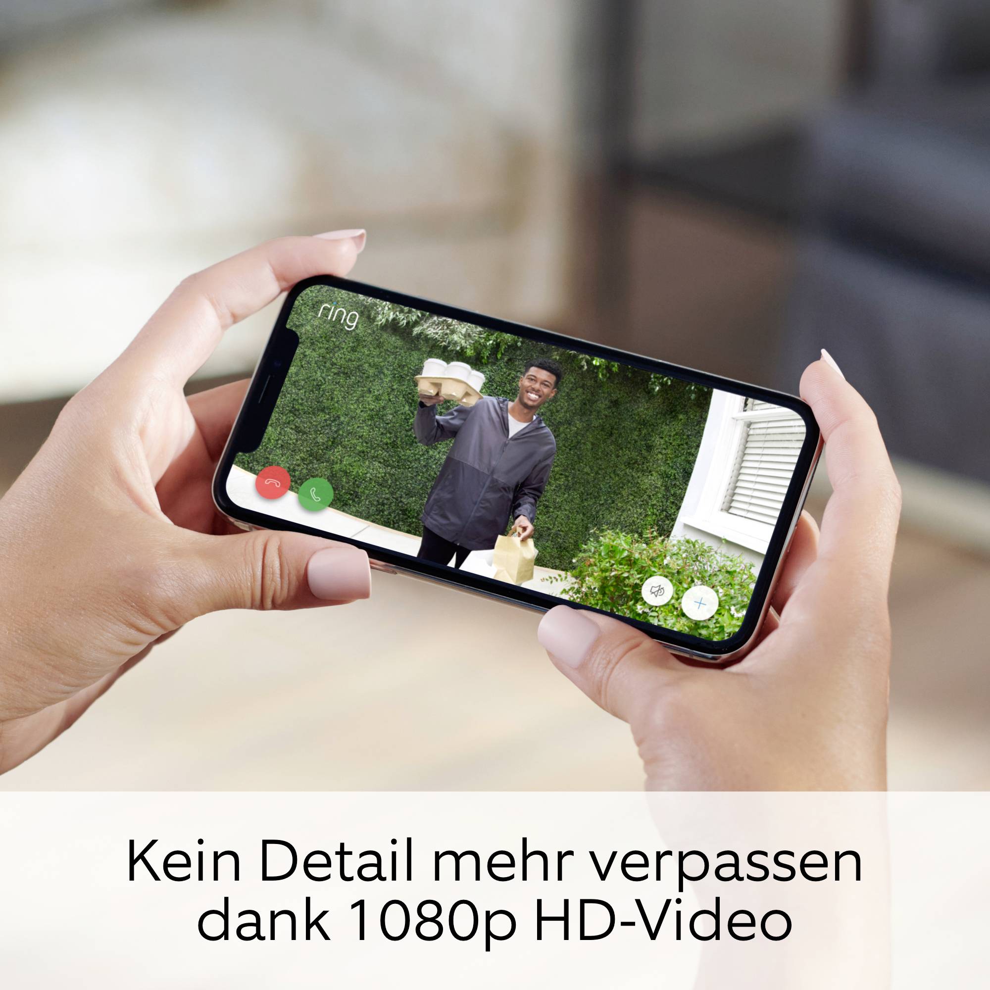 Zwei Hände halten ein Smartphone, das ein Video eines Zustellers zeigt. Der Text darunter lautet: 'Kein Detail mehr verpassen dank 1080p HD-Video'.