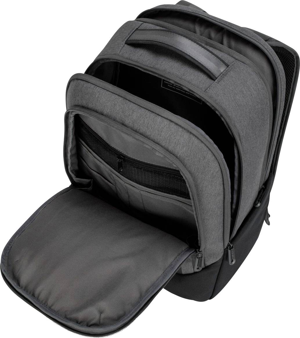 Ein schwarzer Rucksack mit mehreren Fächern ist weit geöffnet, um den Innenraum und die Organizer-Taschen zu zeigen.