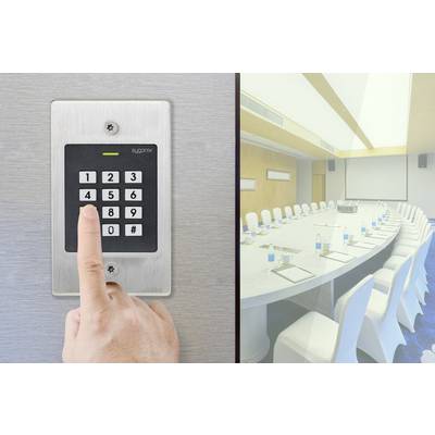 'Eine Person gibt einen Code in ein numerisches Tastenfeld ein, um einen Konferenzraum mit einem langen weißen Tisch und Stühlen zu betreten.'