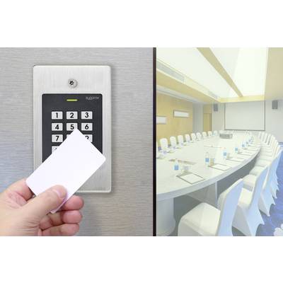 Ein Hand hält eine Zugangskarte vor ein digitales Türschloss. Im Hintergrund ist ein leerer Konferenzraum mit einem großen Tisch und Stühlen.