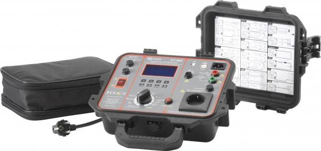 Ein tragbares elektrisches Prüfgerät mit mehreren Drehknöpfen und Anschlüssen. Rechts daneben eine offene Schutztasche mit Bedienungsanleitung.