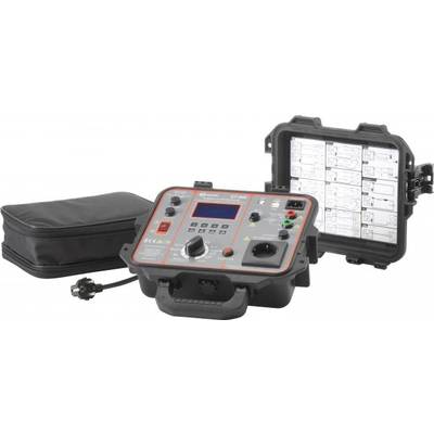 Ein tragbares elektrisches Prüfgerät mit mehreren Drehknöpfen und Anschlüssen. Rechts daneben eine offene Schutztasche mit Bedienungsanleitung.