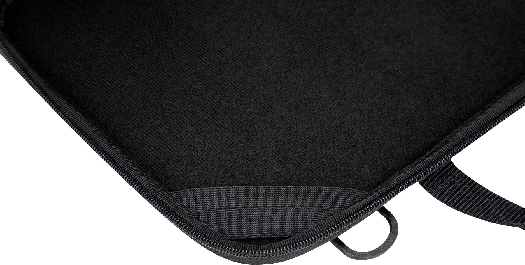 Ein schwarzes Stoffdetail einer Kante mit Reißverschluss und Griffteil einer Tasche oder Hülle, auf weißem Hintergrund sichtbar.