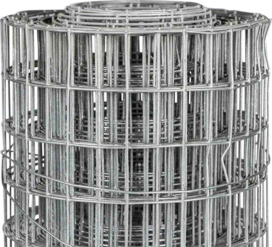 Eine gerollte Metallgitterrolle, die häufig für Bau- oder Gartenarbeiten verwendet wird. Sie besteht aus quadratischen Maschen.