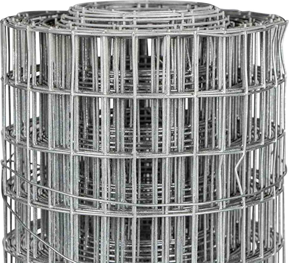 Ein Stapel aus zusammengerolltem, verzinktem Drahtgeflecht, verwendet im Bauwesen für Stabilität und Schutz.