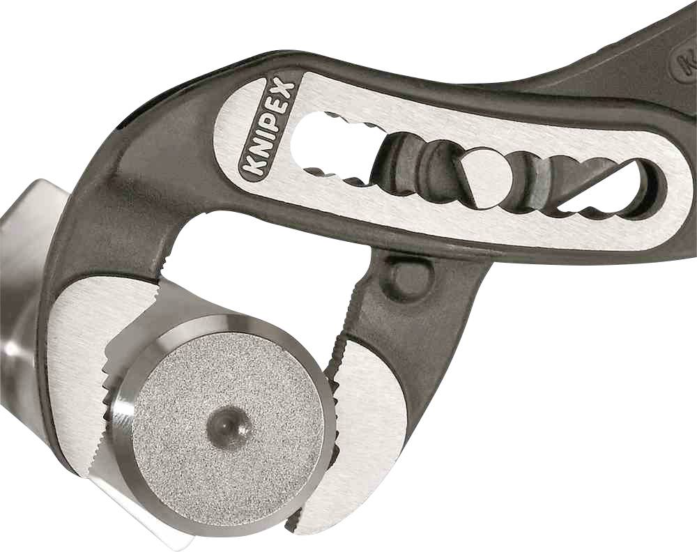 Zange von Knipex greift eine Schraube. Sie zeigt die verstellbaren Backen der Zange, die für verschiedene Größen geeignet sind.