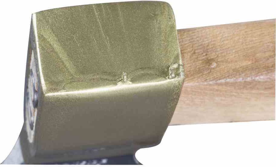Eine Nahaufnahme eines bronzefarbenen Hammerkopfes mit einem hölzernen Stiel. Fokus auf die Verbindung zwischen Kopf und Stiel.